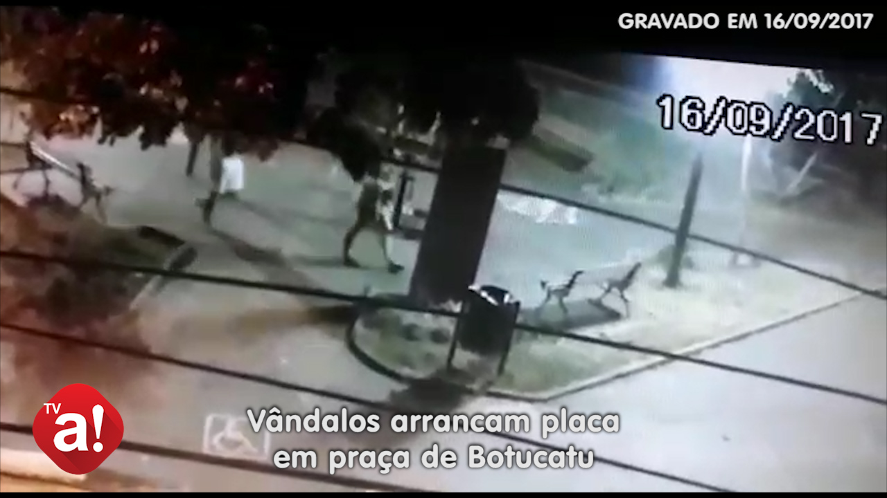 Vândalos arrancam placa em praça de Botucatu Vândalos arrancam placa em praça de Botucatu