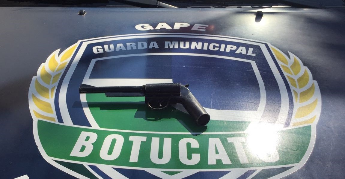 GAPE encontra simulacro de arma com dois adolescentes no Recreio do Havaí  