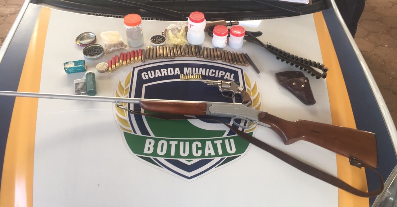 GCM prende homem com revólver, espingarda, silenciador e farta quantidade de munição