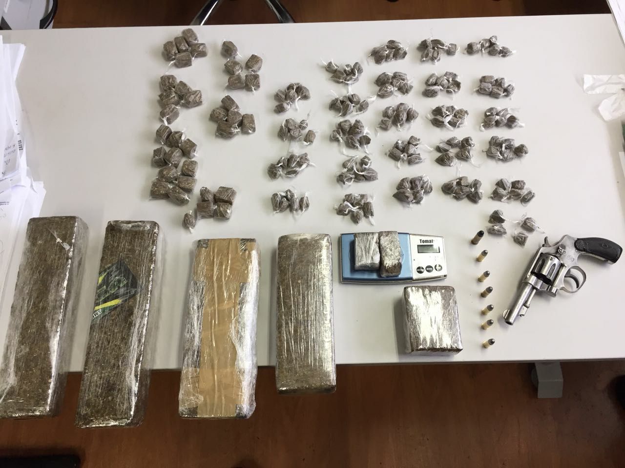 Polícia Civil e Guarda Municipal apreendem armas, munições e 3 quilos de maconha no Cedro