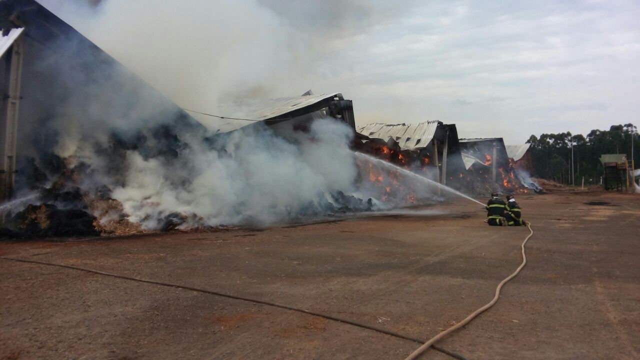 Incêndio atinge fábrica de celulose em Lençóis Paulista