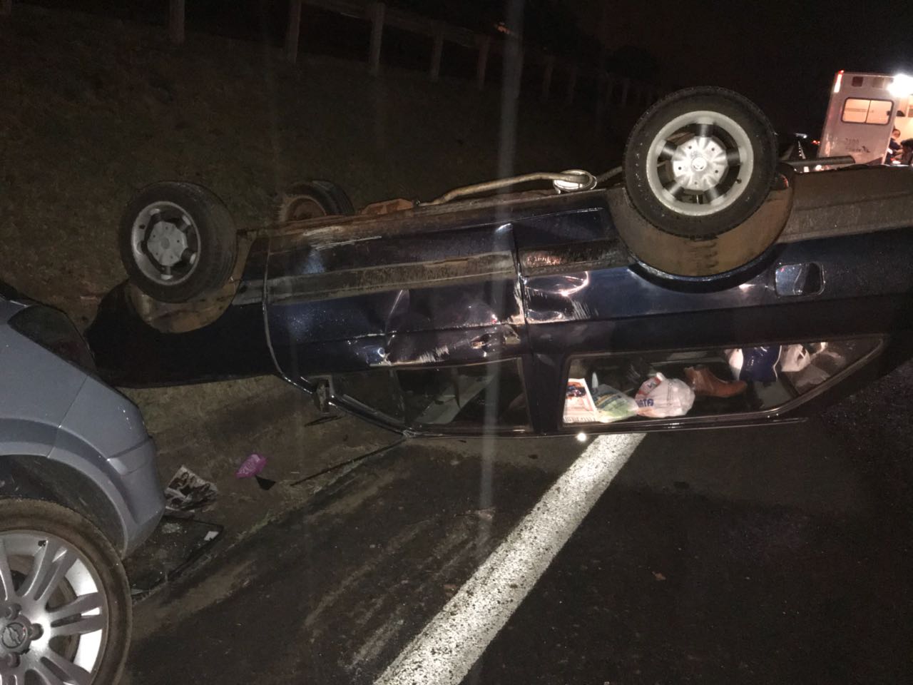 Dois carros capotam na Rondon em Botucatu