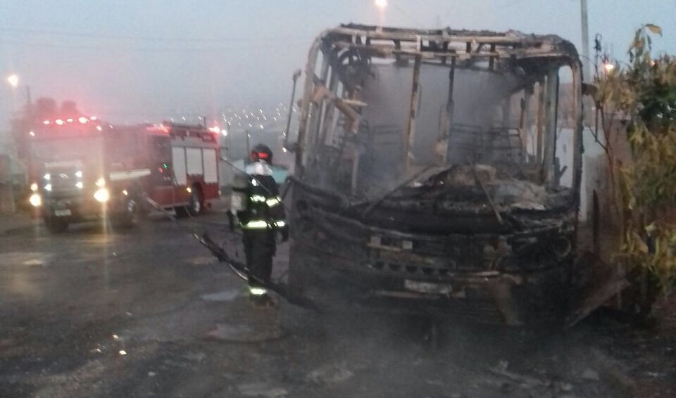 Ônibus pega fogo no Monte Mor