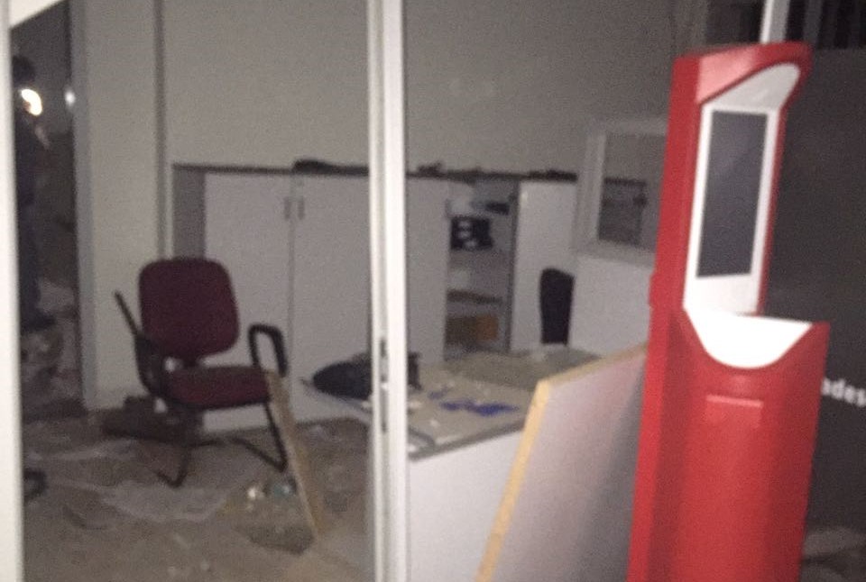 Bandidos explodem agências bancárias em Pardinho; veja vídeo com barulho das explosões