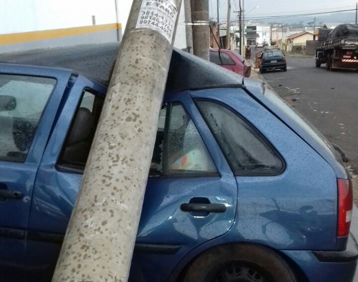 Poste cai após caminhão arrebentar fios e atinge carro estacionado na Vila Paulista