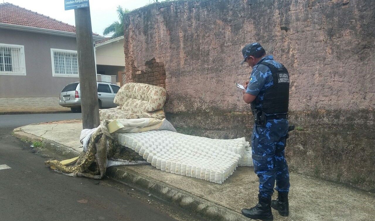 GCM identifica homem que descartou sofá e colchão no centro de Botucatu