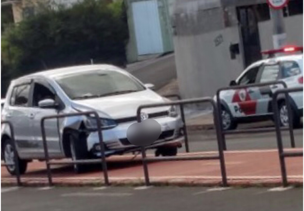 Motorista perde o controle e carro invade ciclovia em Botucatu