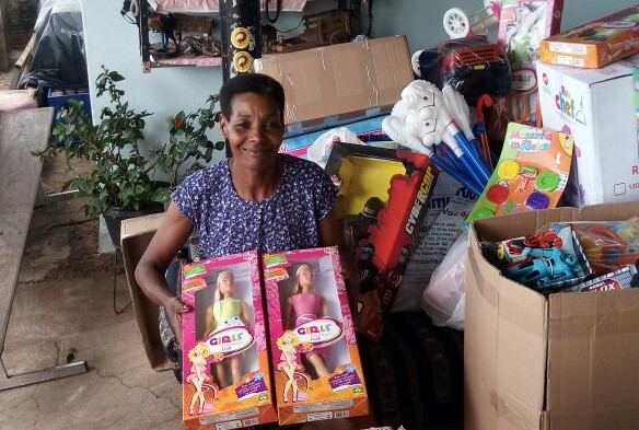 ‘Dona Lucinha’ entrega últimos brinquedos que ganhou no Caldeirão do Huck