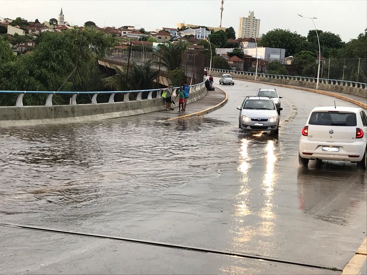 Elevado Bento Natel alaga mais uma vez, causando lentidão no trânsito
