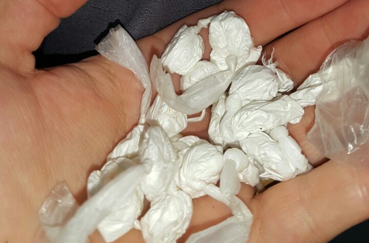 Homem é flagrado pela PM vendendo droga na pista de skate da Cecap