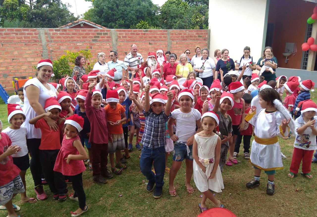 Crianças da CEI João Paulo II recebem presentes de Natal