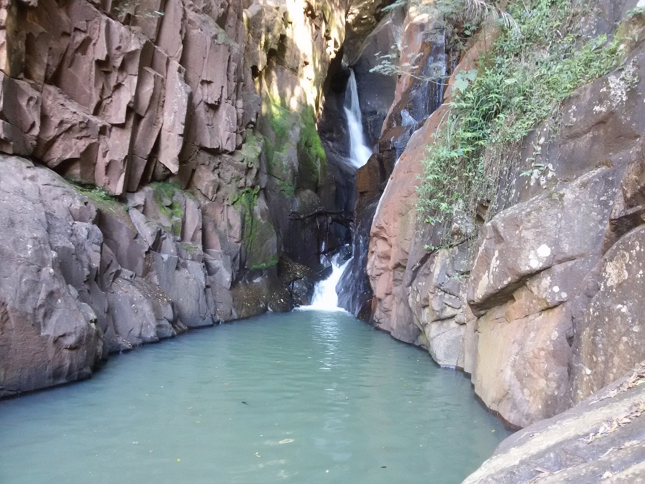 Bombeiros resgatam grupo que se perdeu em cachoeira durante chuva em Botucatu