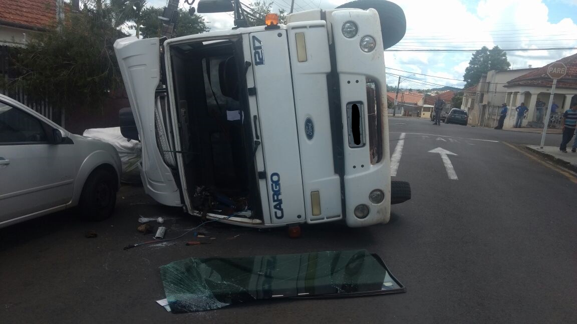 Caminhão perde freio e tomba na contramão de direção na Vila dos Lavradores