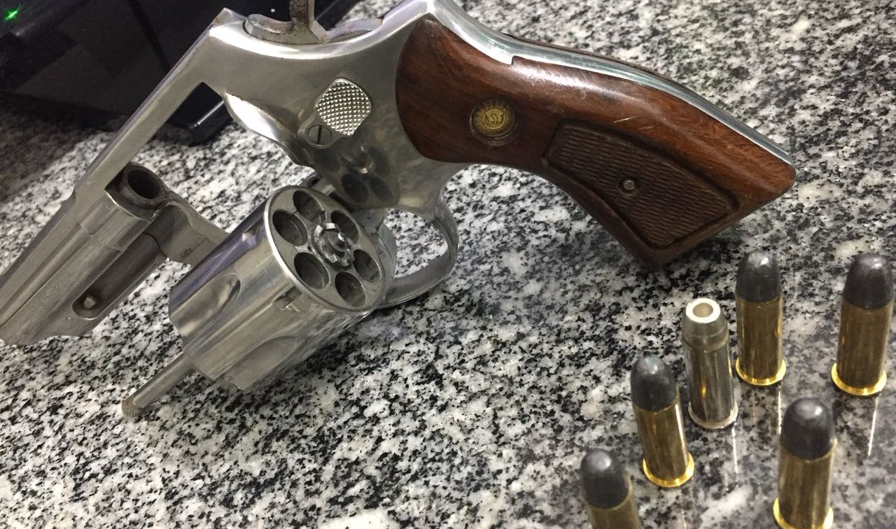 Polícia Rodoviária prende dois homens armados que estavam indo para baile funk em Botucatu