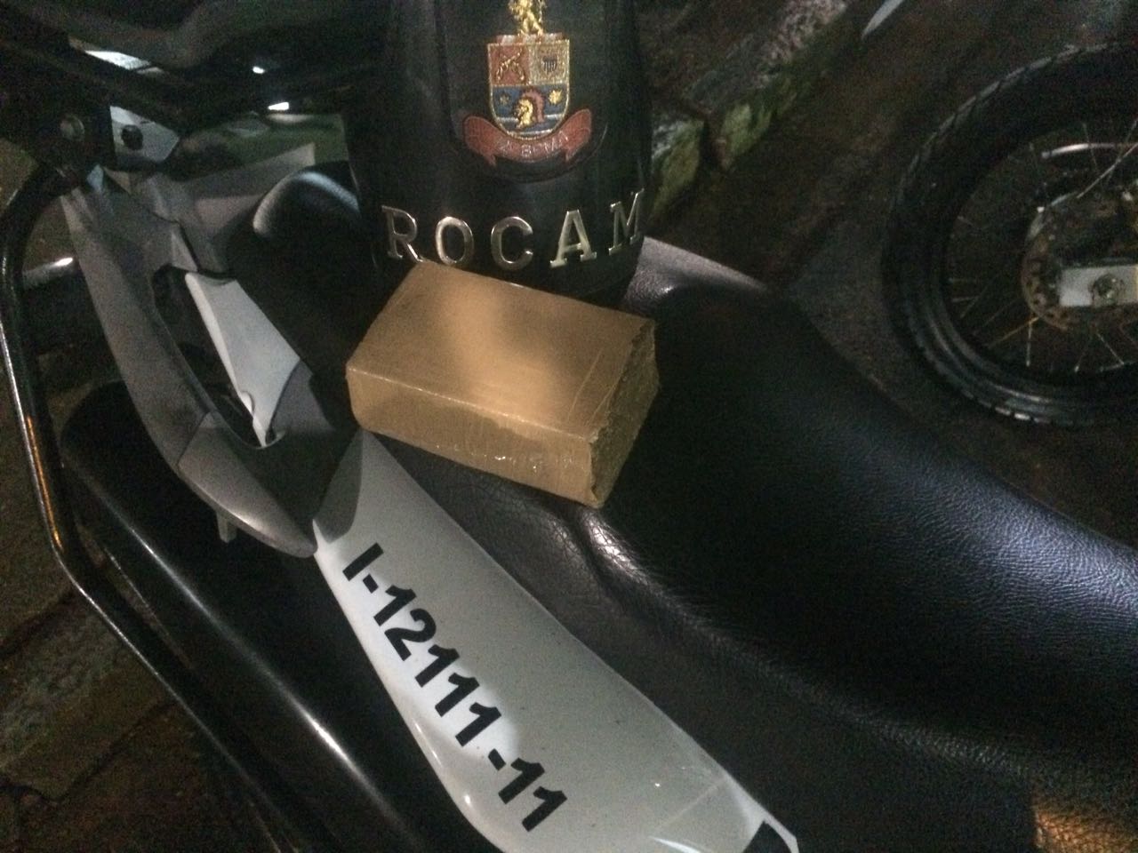 Equipe ROCAM da Polícia Militar prende homem com meio tijolo de maconha na praça Paratodos em Botucatu