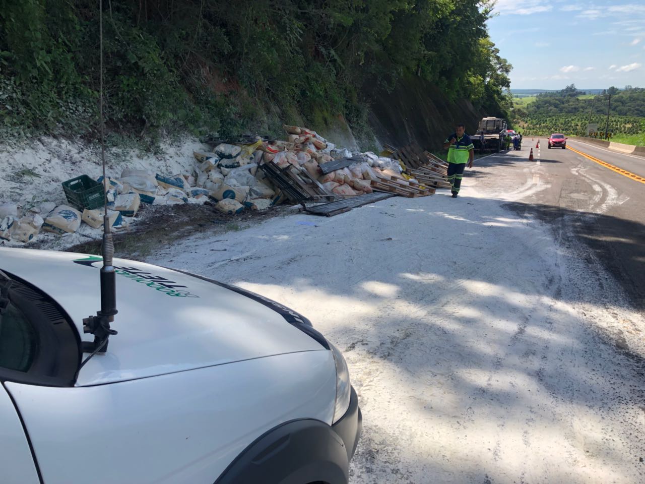 Caminhão carregado de farinha tomba na serra de Botucatu