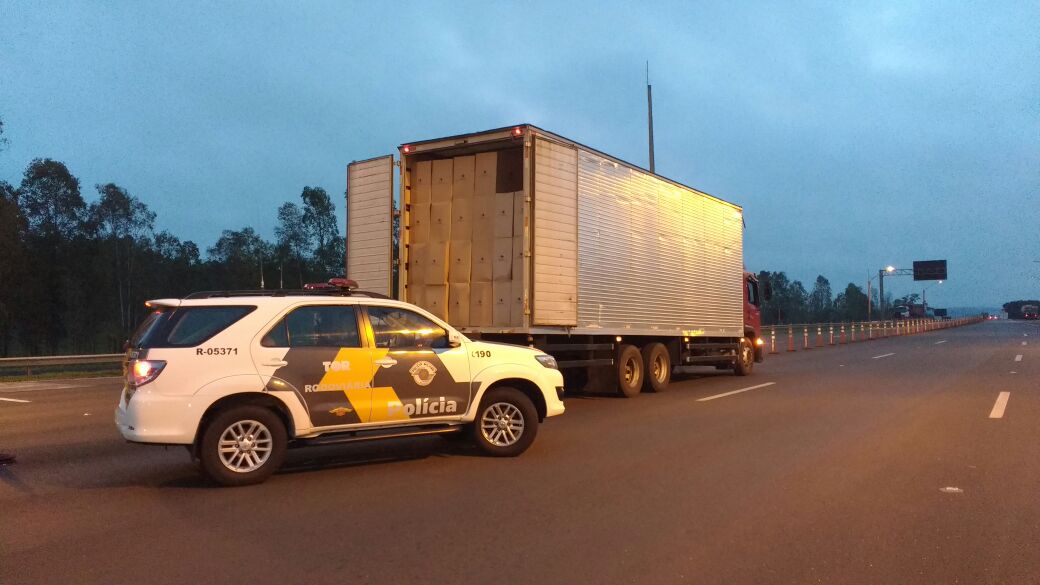 Polícia Rodoviária faz grande apreensão de cigarros contrabandeados em Avaré