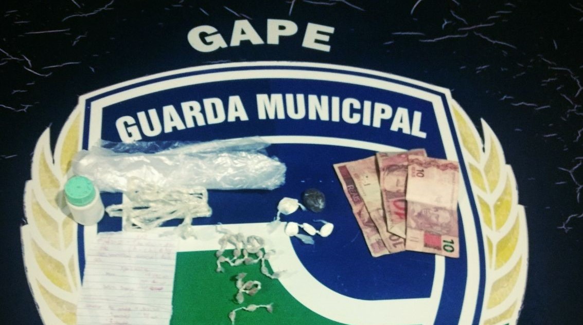 GCM flagra tráfico de drogas em residência no Caimã