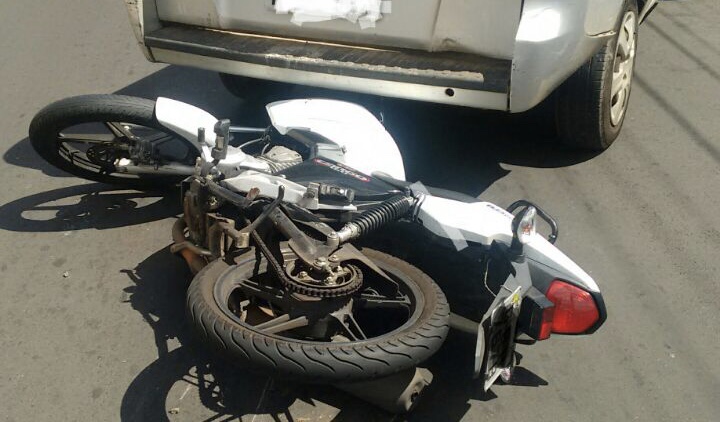 Motociclista fica ferido após acidente na Leonardo Villas Boas