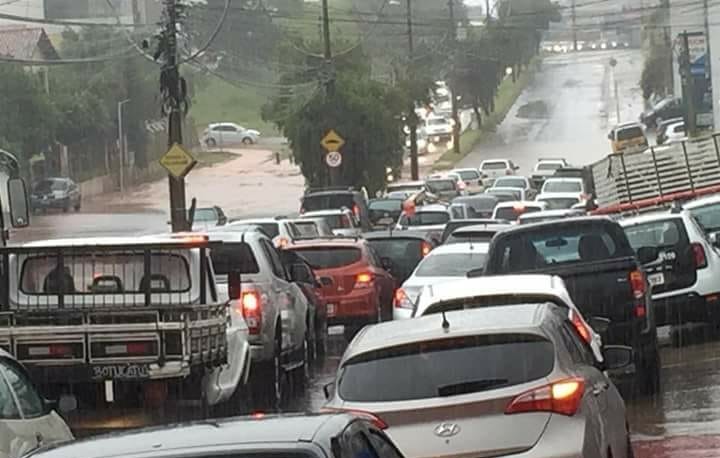 Chuva causa transtornos em vias movimentadas de Botucatu
