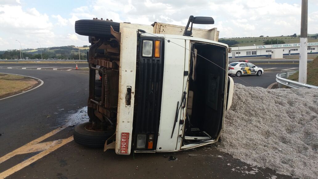 Caminhão carregado com caroço de algodão tomba em Botucatu