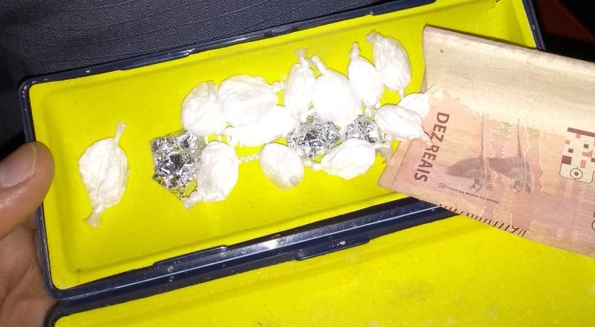 Homem é preso acusado de traficar na frente de casa no Marajoara