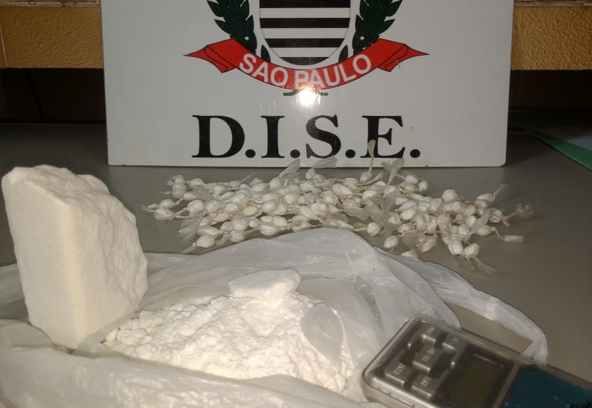 DISE de Botucatu flagra adolescente na Cohab 4 preparando cocaína para a venda
