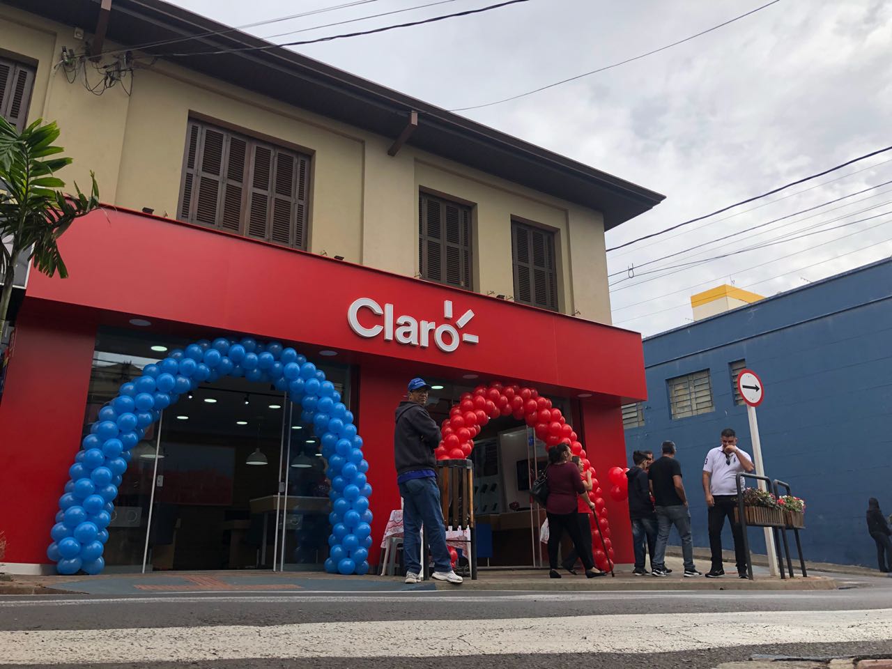 Claro inaugura moderna loja no centro de Botucatu | Jornal Acontece Botucatu