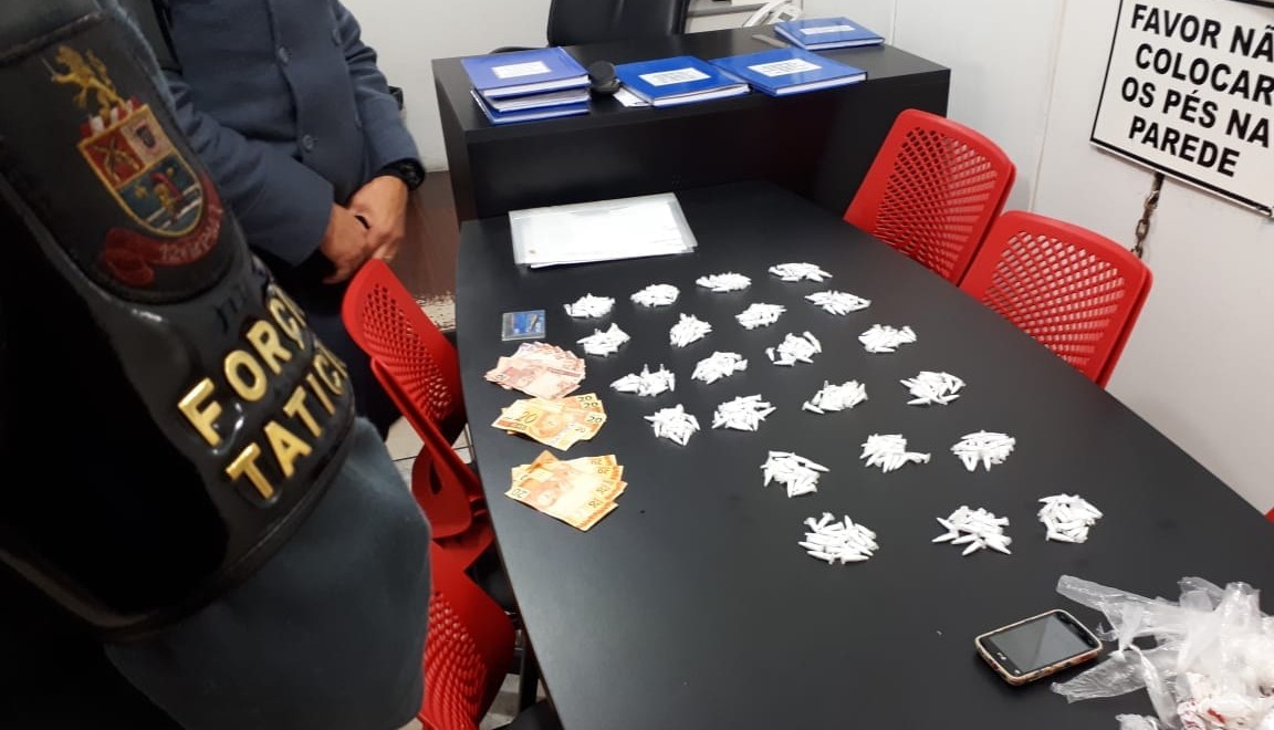 Polícia Militar prende mulher com 440 pinos de cocaína no Monte Mor