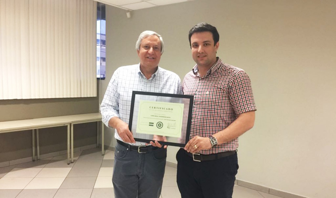 Rede Confiança Supermercados recebe certificado de uso de energia 100% renovável