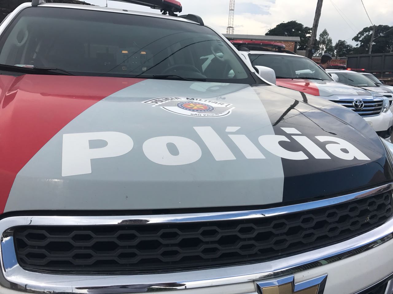 Audacioso: Homem furta TV de loja no centro e foge a pé