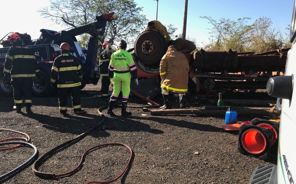Caminhão carregado com madeira tomba na Serra de Botucatu; vítimas ficam presas nas ferragens