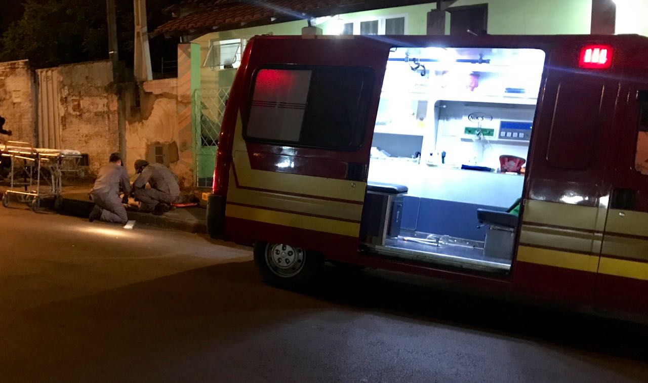 Dois homens ficam feridos após acidente de moto na Vila São Lúcio