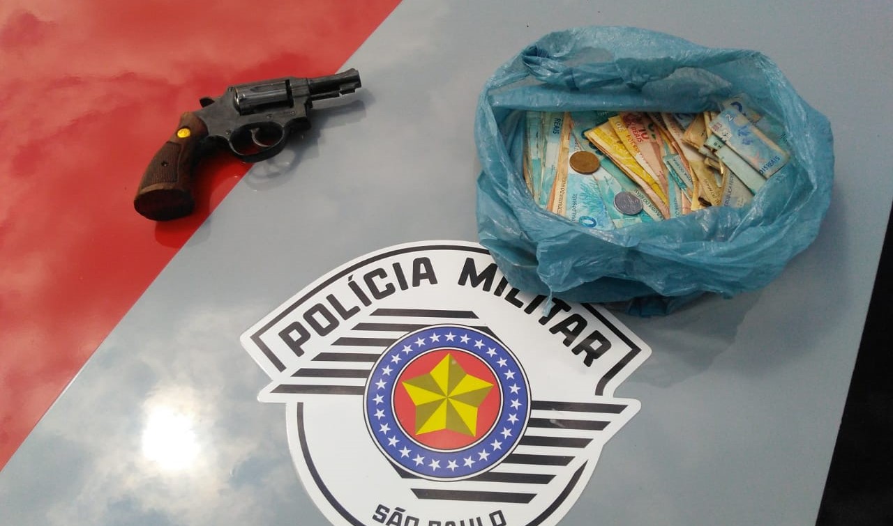 Bandidos roubam agência dos Correios em Pardinho, mas são presos após ação da PM Bandidos roubam agência dos Correios em Pardinho, mas são presos após ação da PM