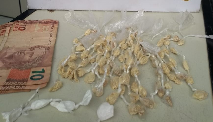 Homem é flagrado com drogas em conjunto residencial na Vila Jardim