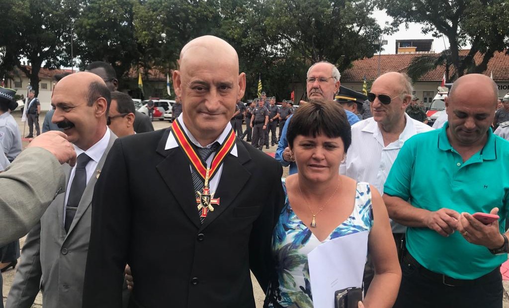 Empresário botucatuense recebe importante comenda da Polícia Militar Empresário botucatuense recebe importante comenda da Polícia Militar