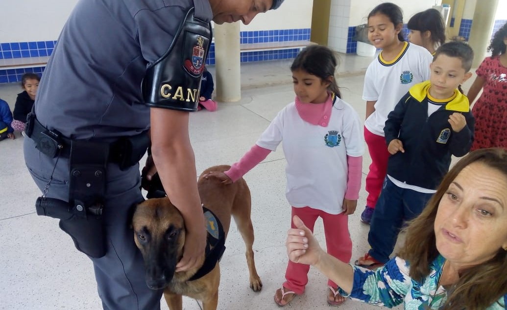 Polícia Militar faz demonstração sobre o canil e distribui presente para crianças no Santa Maria Polícia Militar faz demonstração sobre o canil e distribui presente para crianças no Santa Maria