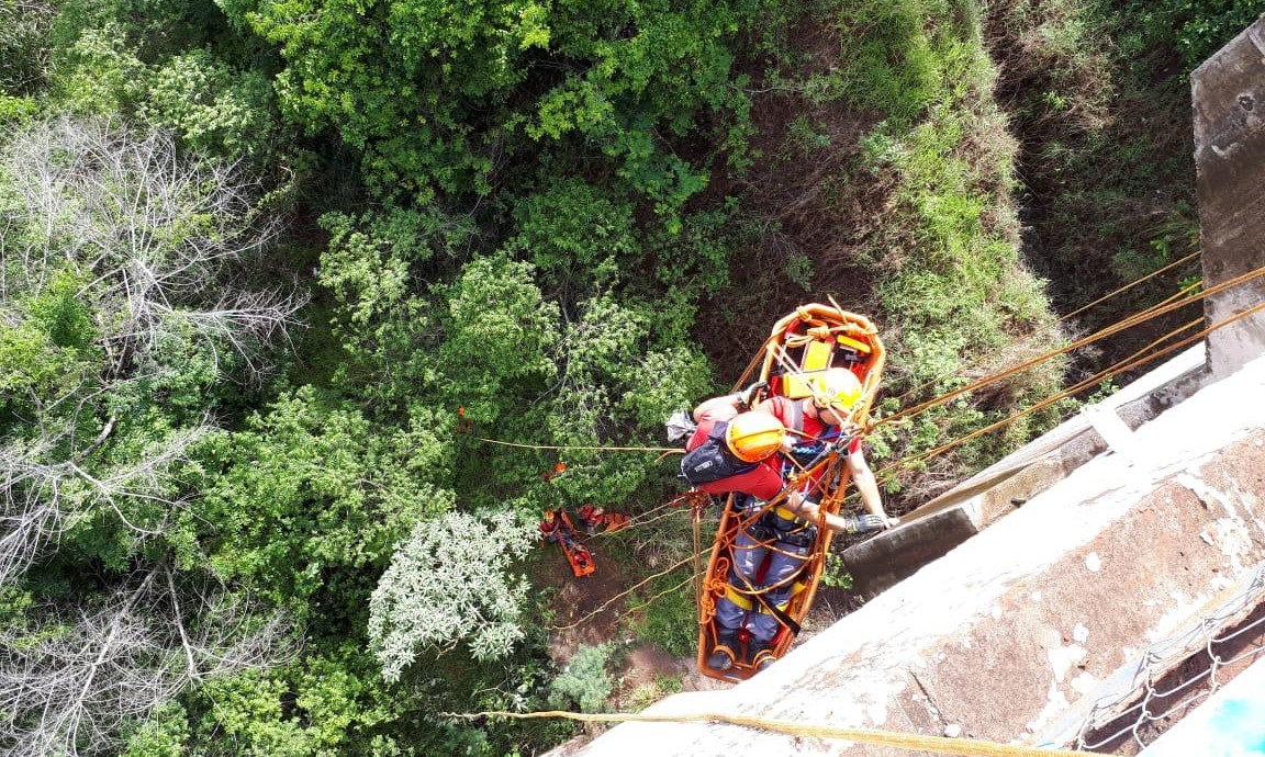 Bombeiros realizam treinamento com técnicas de salvamento em altura