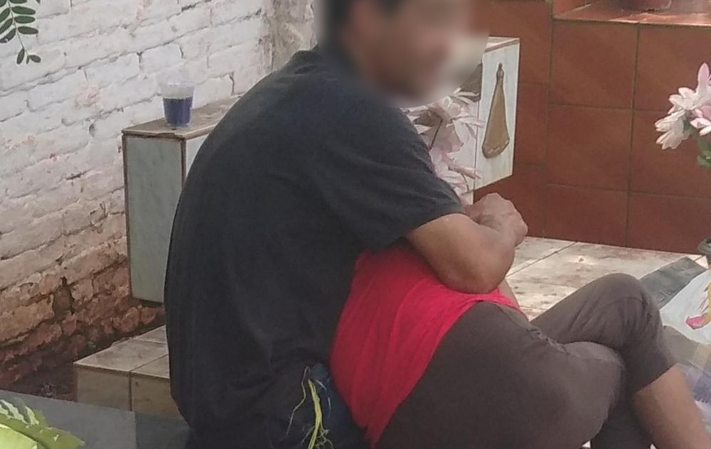 Casal é flagrado fazendo sexo no Cemitério Municipal de Jaú Casal é flagrado fazendo sexo no Cemitério Municipal de Jaú