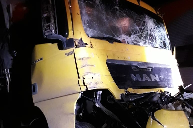 Motorista fica ferido após colisão entre caminhões na Castelo Branco