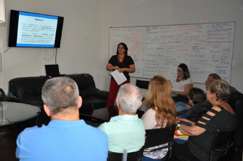 Projeto vai selecionar pessoas desempregadas que receberão bolsa-auxílio de R$ 500,00 Projeto vai selecionar pessoas desempregadas que receberão bolsa-auxílio de R$ 500,00