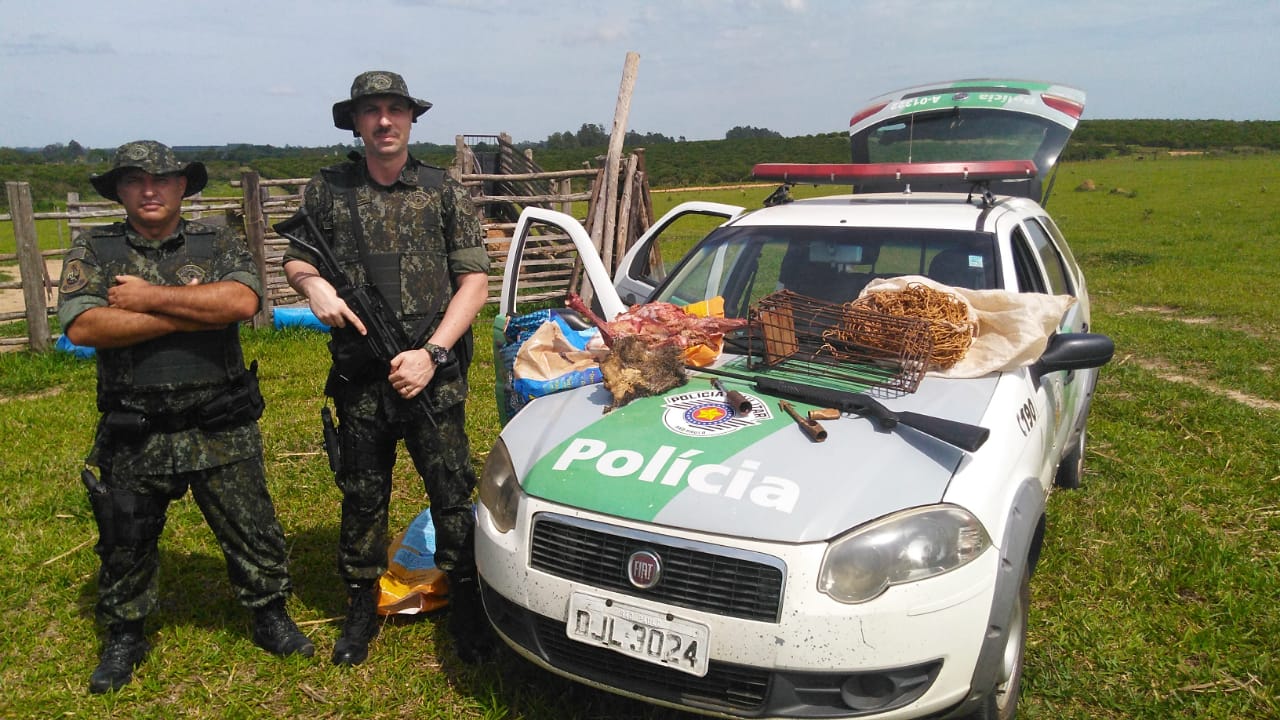Polícia Militar Ambiental de Botucatu prende homem por maus-tratos, caça e porte ilegal de arma de fogo em Pratânia
