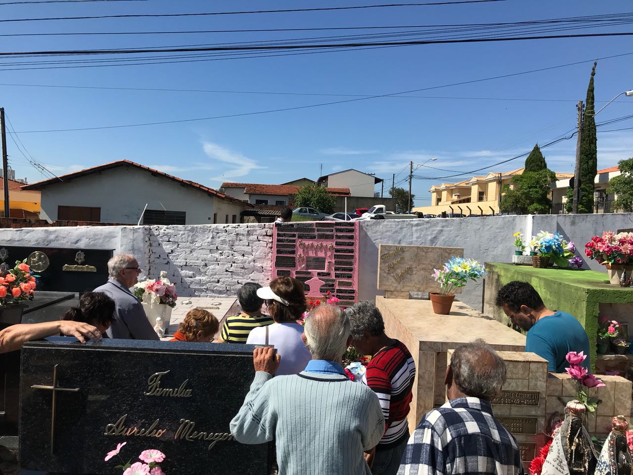 Devoção: Túmulo de Ana Rosa é o mais visitado no feriado de Finados Devoção: Túmulo de Ana Rosa é o mais visitado no feriado de Finados