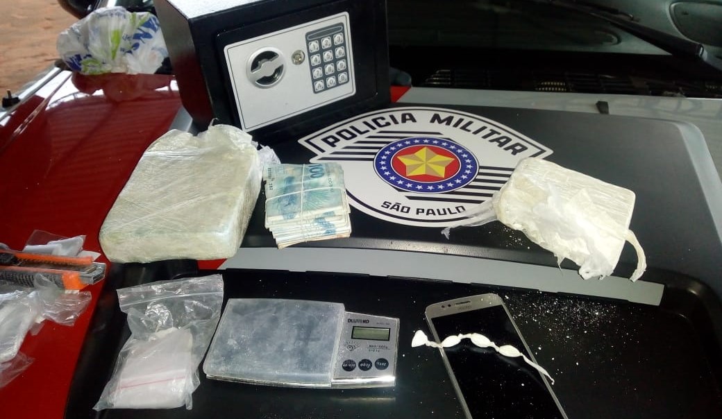 Rocam e Canil apreendem grande quantidade de pasta base de cocaína e dinheiro em bairros diferentes de Botucatu