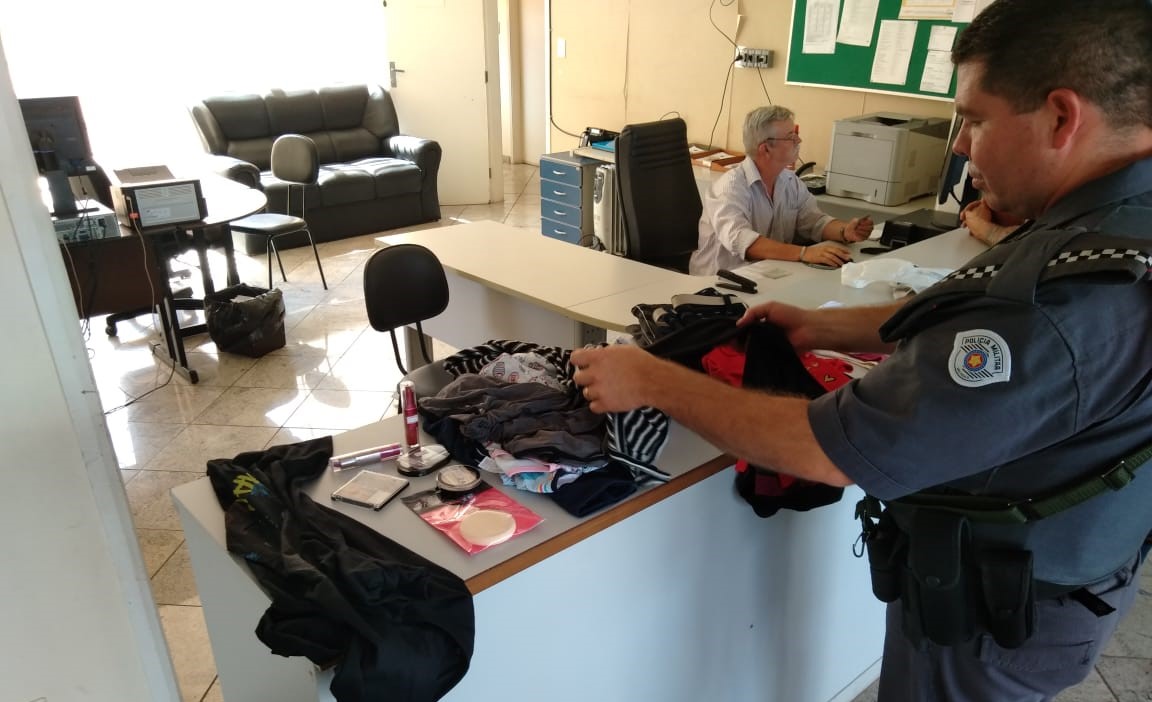 Mulher é presa pela PM após furtar lojas na Rua Amando