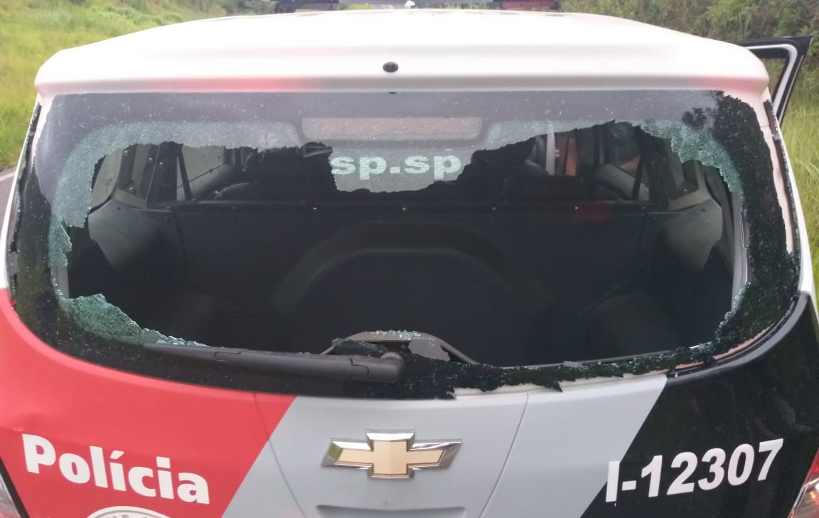 Após impedir roubo em Bofete, Polícia Militar encontra fuzil e pistola abandonadas por criminosos