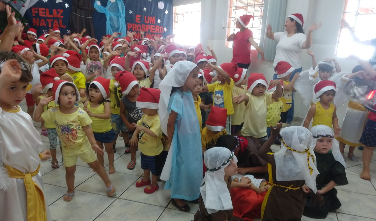 Crianças do CEI João Paulo II recebem presentes de Natal do Rotary Club de Botucatu Norte