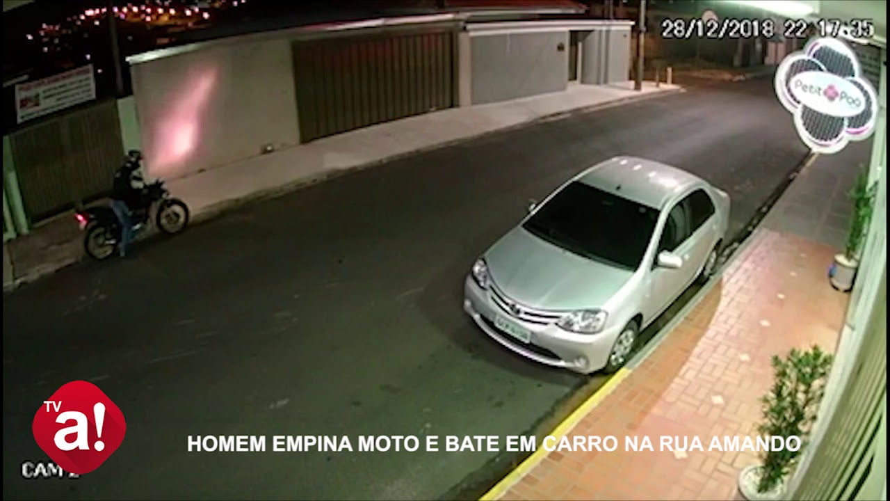 Homem empina moto e bate em carro estacionado no centro de Botucatu; veja o vídeo