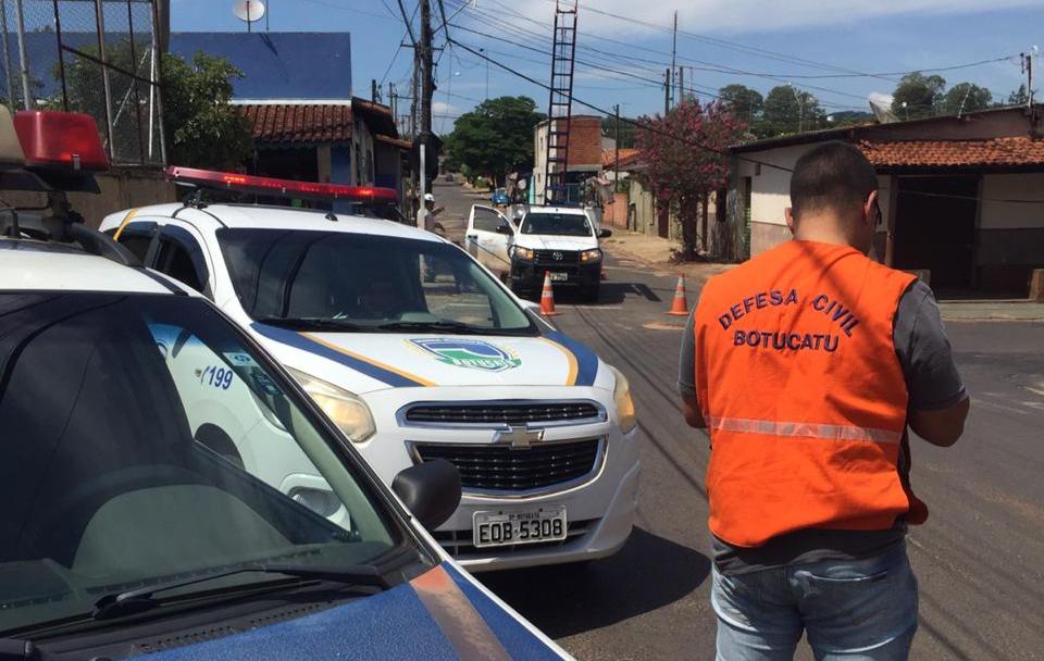 Caminhão derruba cabos de energia em Vitoriana; Defesa Civil isolou a área