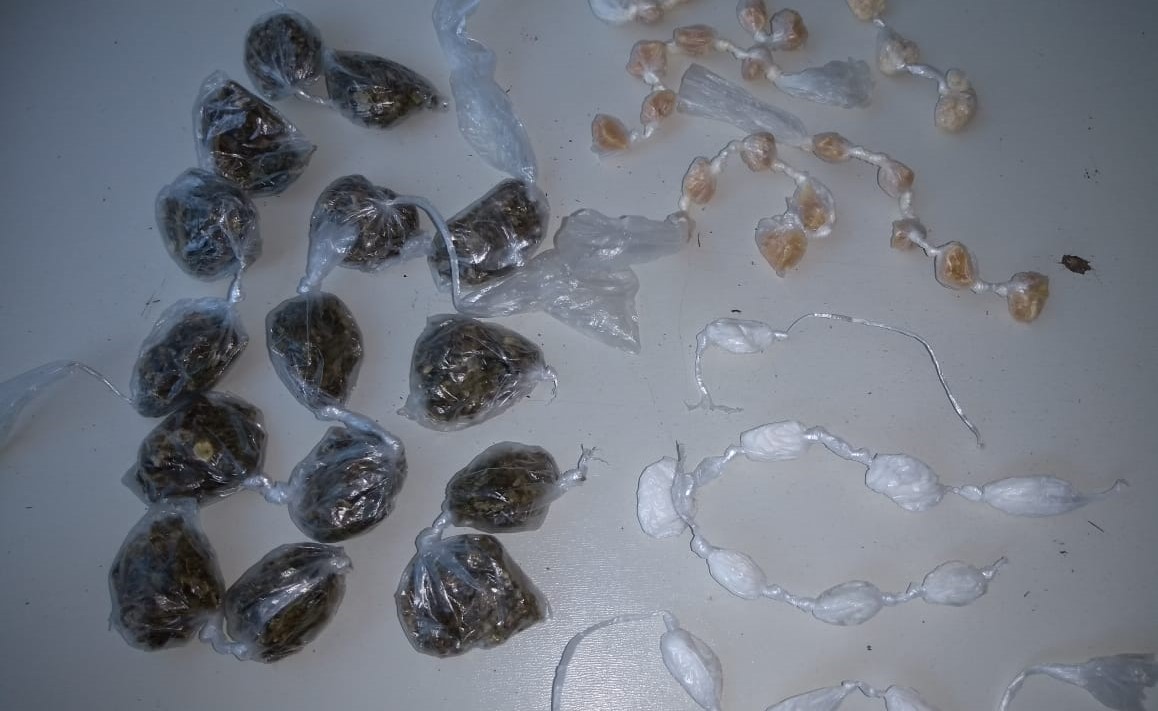 Homem tenta fugir, mas é preso pela PM com maconha, crack e cocaína na Vila Jardim